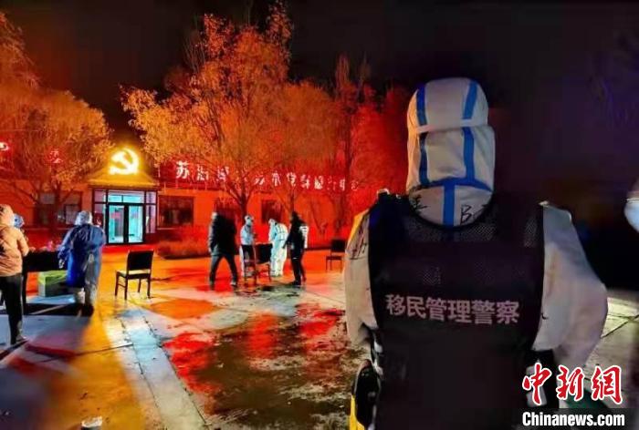圖為戰(zhàn)疫中的移民管理警察?！⊥跽窈?攝