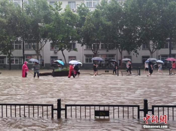 資料圖：持續(xù)強降雨導(dǎo)致鄭州部分街道積水嚴(yán)重。<a target='_blank' href='http://www.chinanews.com/'>中新社</a>記者 闞力 攝 