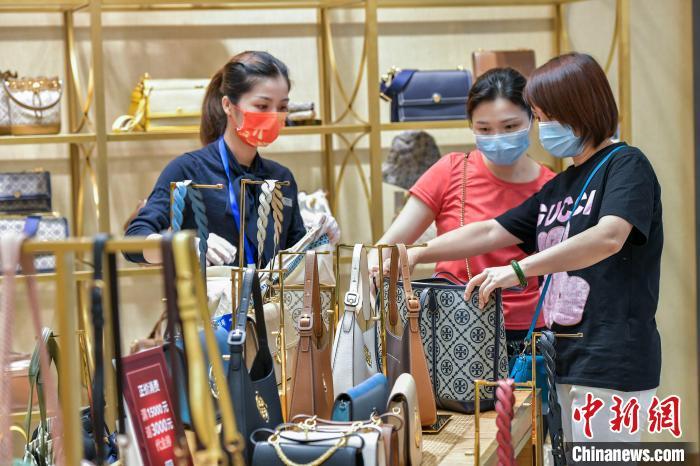 “十一”假期顧客在免稅店選購箱包?！●樤骑w 攝 