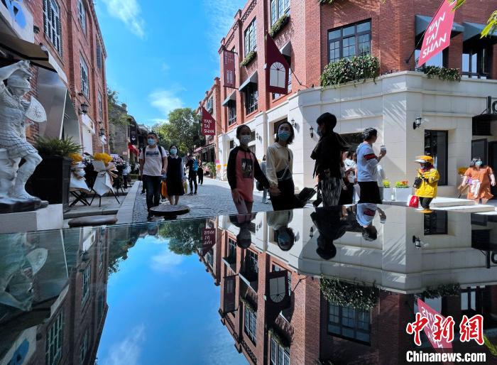 圖為市民在福州煙臺山商業(yè)漫步街區(qū)一期逛街游玩?！埍?攝