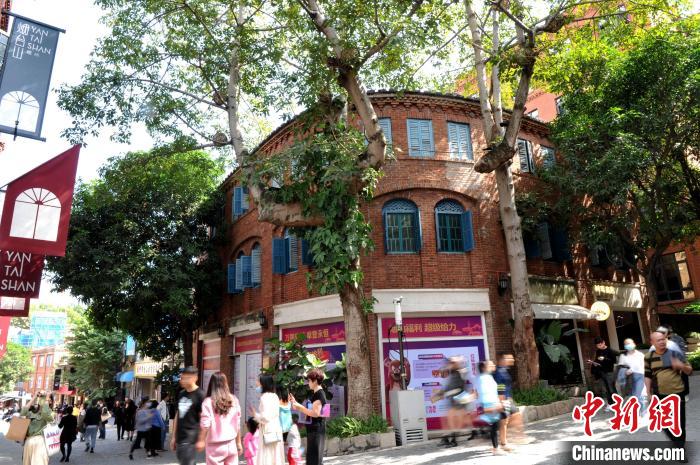 圖為市民在福州煙臺山商業(yè)漫步街區(qū)一期逛街游玩?！埍?攝