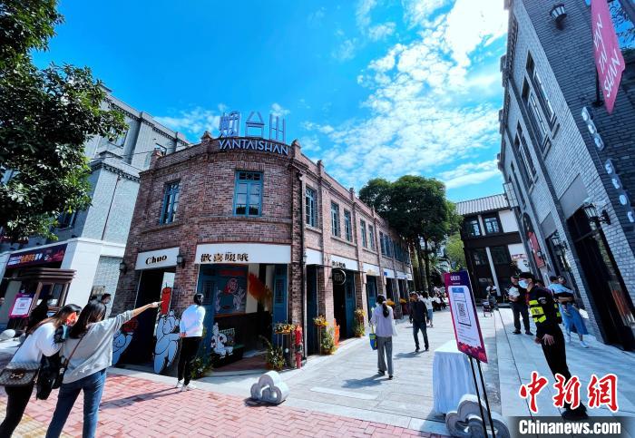 圖為市民在福州煙臺山商業(yè)漫步街區(qū)一期逛街游玩?！埍?攝