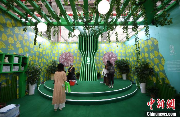 圖為：展覽現(xiàn)場的劇本游戲吸引參觀者?！⊥鮿?攝