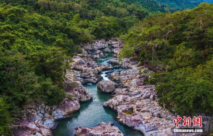 航拍海南呀諾達熱帶雨林景區(qū)，鳥瞰秀美山水、廣袤雨林。中新社記者 駱云飛 攝