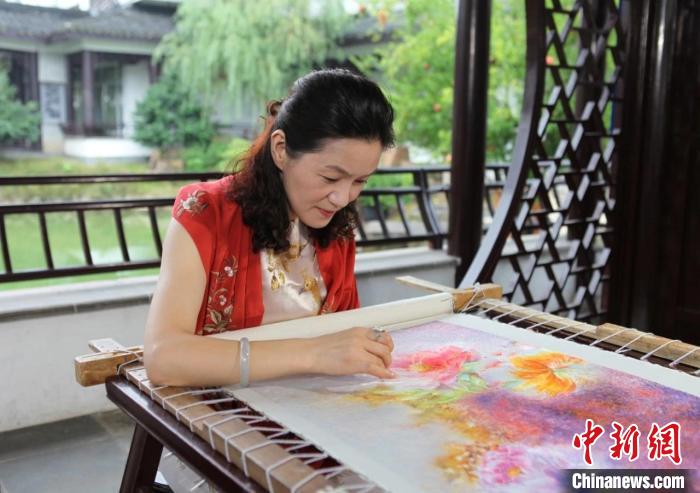 中國工藝美術(shù)大師、國家級非遺項(xiàng)目(蘇繡)代表性傳承人姚建萍 受訪者供圖