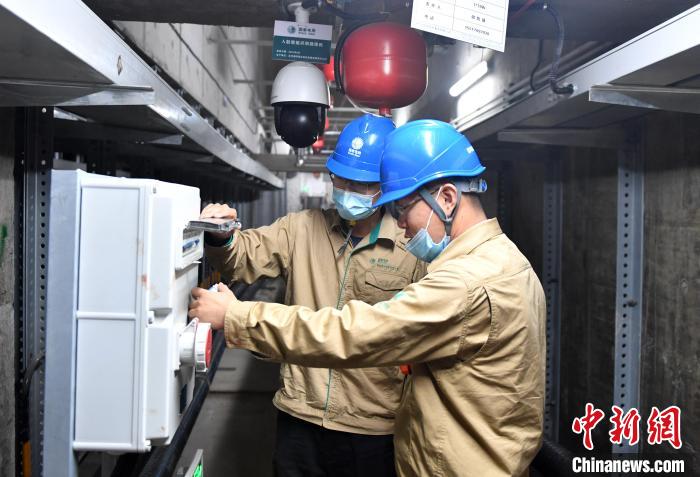 雄安新區(qū)綜合管廊首批電力艙線纜投入運(yùn)行?！№n冰 攝