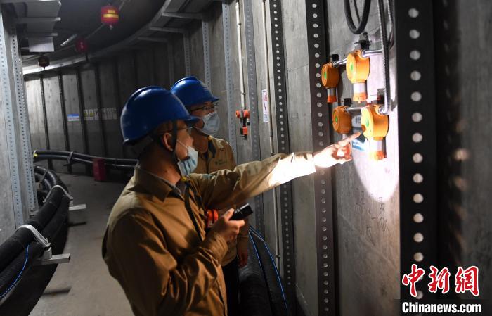 雄安新區(qū)綜合管廊首批電力艙線纜投入運(yùn)行，工作人員正在檢查設(shè)備。　韓冰 攝