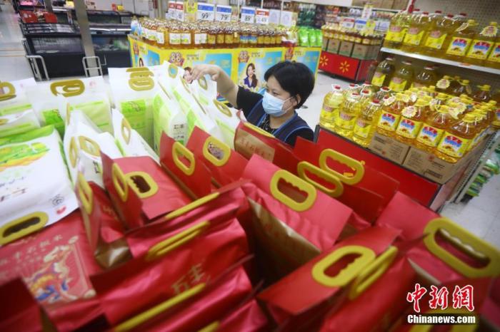 資料圖：超市工作人員擺放大米和油等生活必需品。 <a target='_blank' href='http://www.chinanews.com/'>中新社</a>記者 泱波 攝
