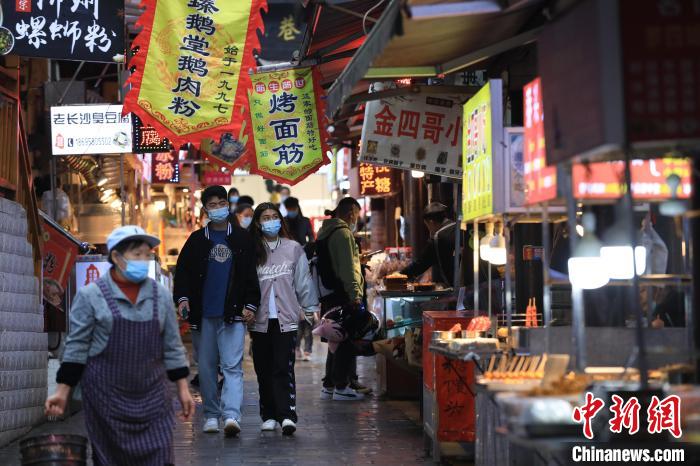 11月5日，市民在撈沙巷內(nèi)選擇小吃?！■暮陚?攝