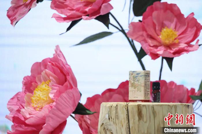 多特瑞全球首發(fā)的國風(fēng)精油“飛天瑰麗”香薰復(fù)配精油。多特瑞供圖