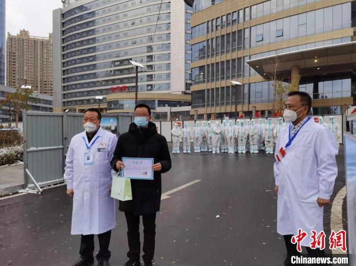 圖為身著蘭大二院院長(zhǎng)于博棉襖的出院患者與院長(zhǎng)合影?！堟?攝