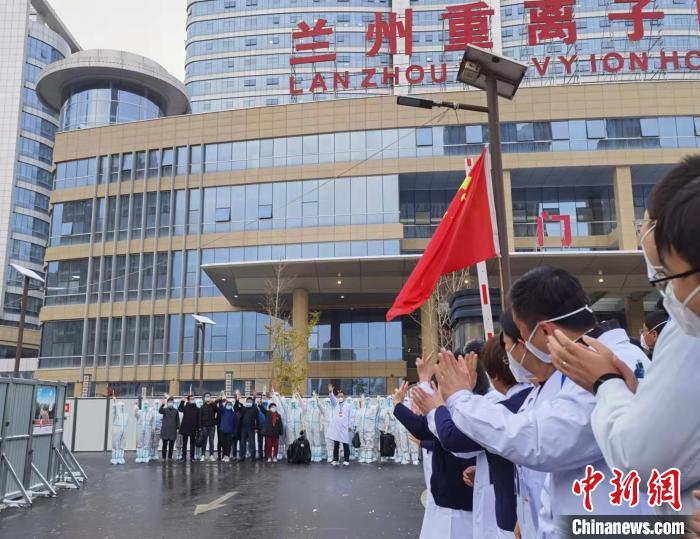 圖為蘭州9名新冠肺炎康復(fù)患者走出病區(qū)，在場(chǎng)醫(yī)護(hù)人員掌聲不斷。　張婧 攝