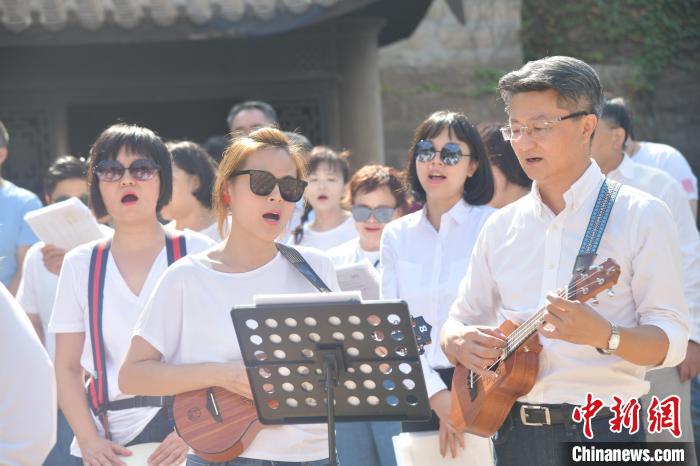 11月7日，湄洲媽祖祖廟前，兩岸媽祖人音樂快閃現(xiàn)場?！「邅喅?攝