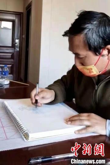 成都隔離中的美術老師手繪速寫畫向抗疫工作者致敬