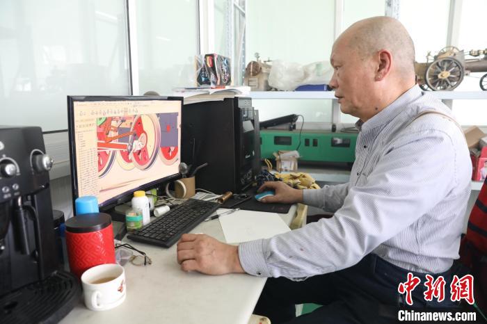 老陸60多頭才開始學習在電腦上進行機械制圖，如今已經(jīng)“玩”得很溜?！∩旰?攝