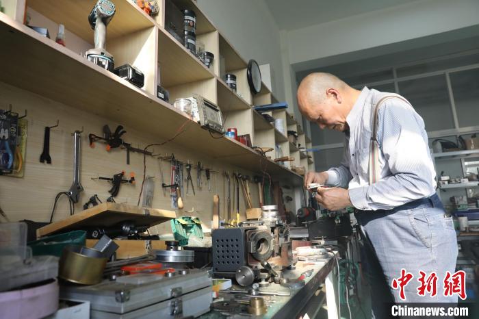 2000多個零件，除了鉚釘之外，均是老陸手工打造。　申海 攝