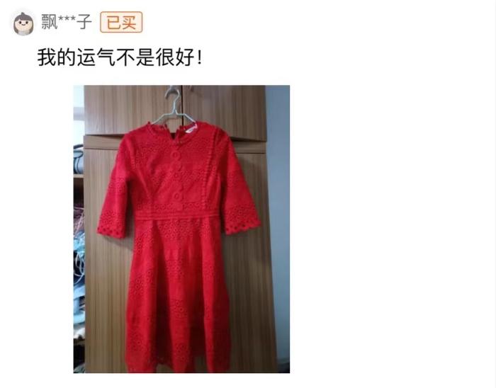 某盲盒評(píng)論區(qū)，消費(fèi)者曬出自己買(mǎi)到過(guò)時(shí)的款式。
