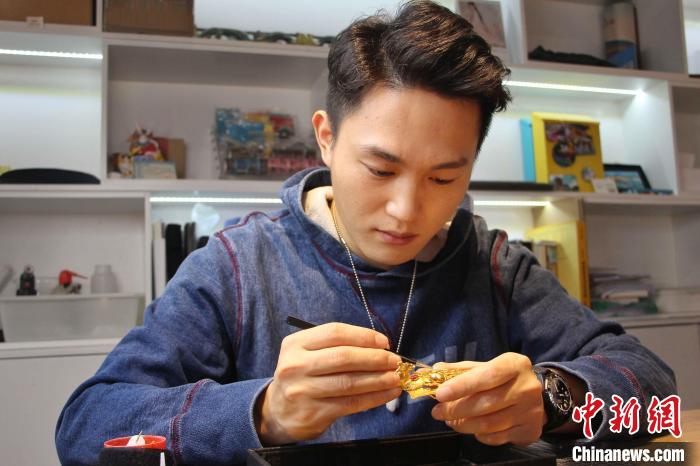 呂紀(jì)凱正在制作古風(fēng)首飾?！≮w曉 攝