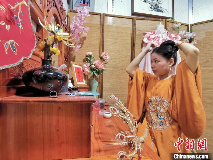 舒秋紅在梳妝鏡前裝扮古裝。　趙曉 攝