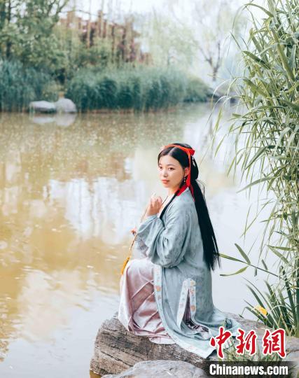 舒秋紅穿著漢服在湖邊留影?！≮w曉 攝