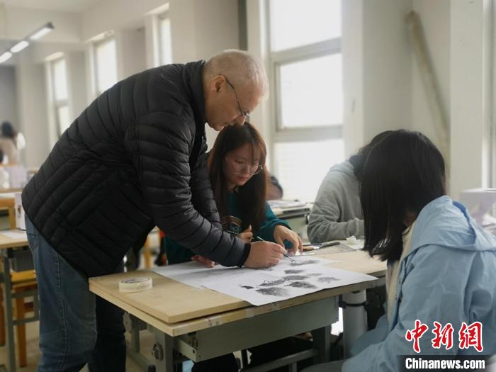 弗拉基米爾·加寧在課堂教學(xué)?！⒙?攝