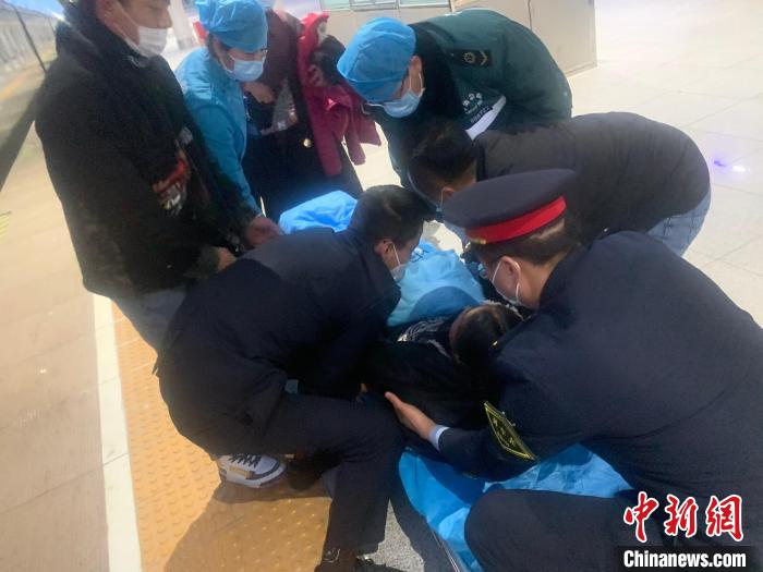 圖為車站工作人員與120急救人員將孕婦抬上擔架?！∏嗖丶瘓F公司供圖
