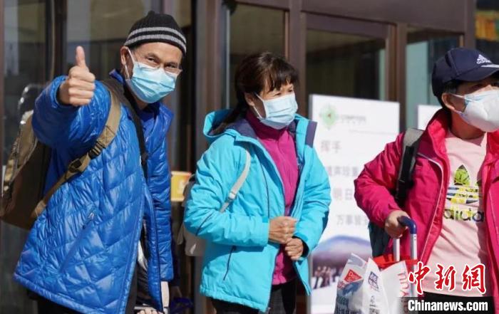 圖為滯留游客點贊內(nèi)蒙古?！●T靜 攝