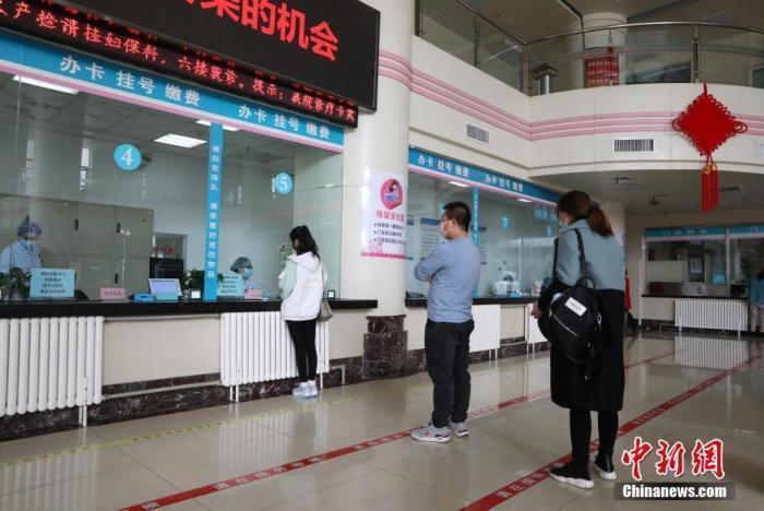 資料圖：市民在醫(yī)院門診大廳間隔排隊掛號。<a target='_blank' href='/'>中新社</a>記者 楊迪 攝
