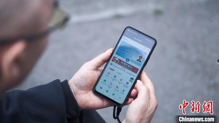 圖為重慶市民使用電子社?？ㄞk理業(yè)務(wù)?！￡愽?攝
