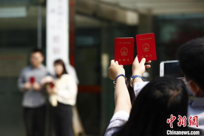 5月20日上午，北京市海淀區(qū)婚姻登記處外領(lǐng)證自拍的新人?！「惶?攝