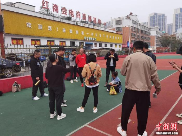 籃球場上，眾人正在討論帶貨短視頻的拍攝。周孫榆 攝