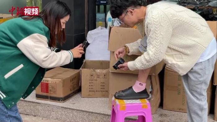 江北下朱街頭主播正在直播帶貨。中新視頻截圖