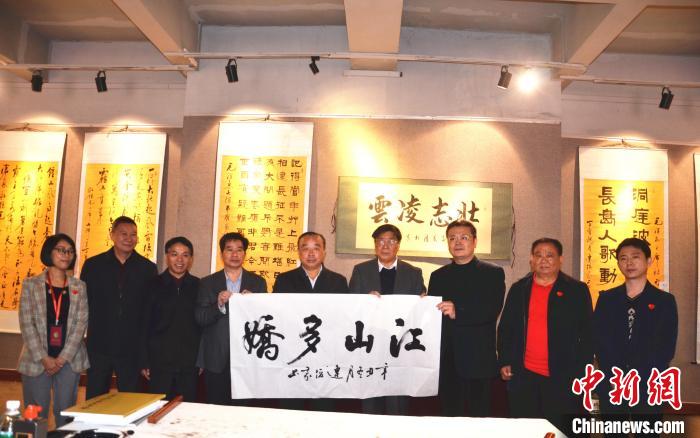 圖為百名將軍書畫展活動現(xiàn)場?！☆佇玛?攝 攝