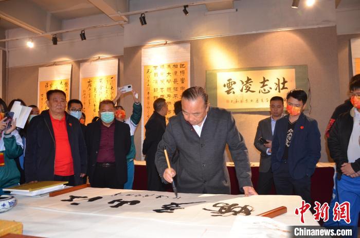 圖為“鐵軍老戰(zhàn)士”、著名書法家、解放軍報原副總編輯連俊義少將現(xiàn)場揮毫。　顏新陽 攝 攝