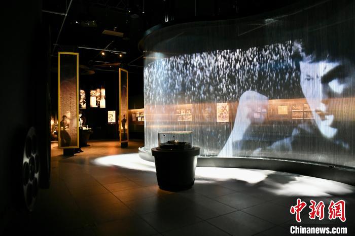 香港文化博物館舉行“平凡·不平凡——李小龍”展覽?！±钪救A 攝