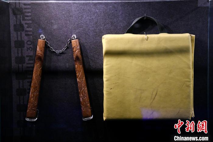 李小龍于電影中使用的雙截棍及踢墊。　李志華 攝