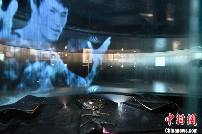 展示李小龍的嬰兒上衣。　李志華 攝