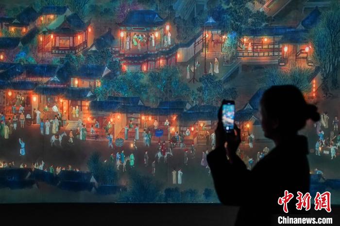 圖為參觀者在觀展?！￡惞谘?攝