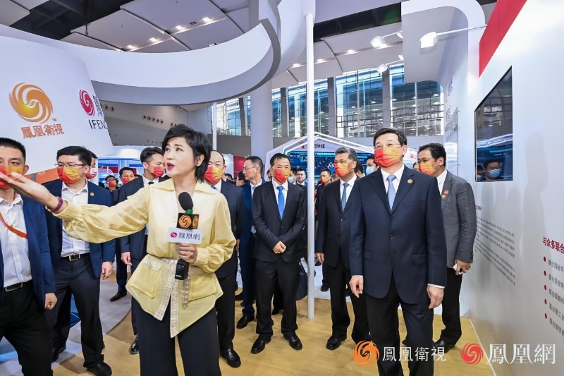 鳳凰主持人吳小莉向賀一誠(chéng)、慎海雄、莊榮文、傅華、馬興瑞等領(lǐng)導(dǎo)介紹鳳凰展臺(tái)