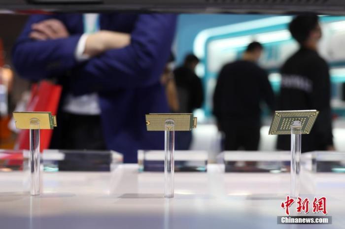 資料圖：多家國際芯片制造龍頭企業(yè)展示最新設備和產(chǎn)品。 <a target='_blank' href='/'>中新社</a>記者 張亨偉 攝

