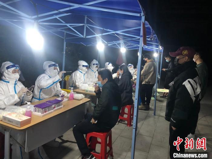 杭州中風險區(qū)域所在小區(qū)開展核酸檢測?！∈捝絽^(qū)委宣傳部供圖
