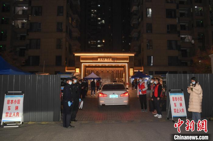 圖為杭州蕭山區(qū)北干街道龍湖春江天璽外?！⊥鮿?攝