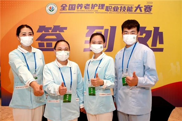 據(jù)悉,本次大賽是我國養(yǎng)老服務領域首次舉辦的競賽規(guī)格最高、參與人數(shù)最多、技能水平最高、影響力最廣的職業(yè)技能大賽。有來自全國各省(自治區(qū)、直轄市)和新疆生產(chǎn)建設兵團的32支代表隊128名選手參加比賽。比賽主要包括理論知識和操作技能考核兩部分。理論知識主要考核養(yǎng)老護理員對《養(yǎng)老護理員國家職業(yè)技能標準(2019年版)》知識要求的理解掌握;操作技能主要考核養(yǎng)老護理員針對老年人身體、精神狀況提供生活照護、基礎照護、康復服務、心理支持等服務的實操能力。