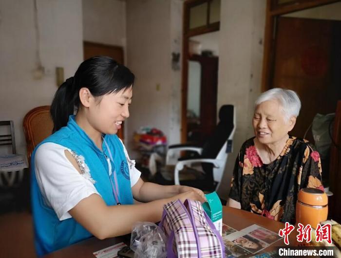 天氣冷了、熱了，援助協(xié)會(huì)的工作人員都要電話問一聲、上門走走看看?！∧暇┣秩A日軍受害者援助協(xié)會(huì)供圖