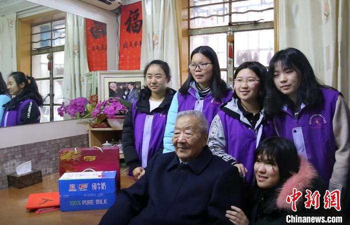 紀(jì)念館志愿者們和幸存者老人在一起?！∧暇┣秩A日軍受害者援助協(xié)會(huì)供圖