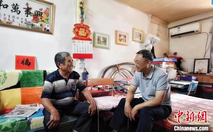 每逢節(jié)假日，援助協(xié)會(huì)總是挨家挨戶上門慰問幸存者老人們。　南京侵華日軍受害者援助協(xié)會(huì)供圖