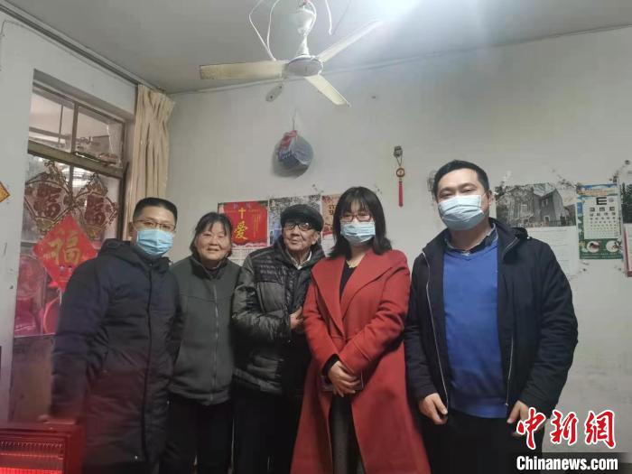 李雪晴(右二)和同事們到幸存者老人家中慰問?！∧暇┣秩A日軍受害者援助協(xié)會(huì)供圖