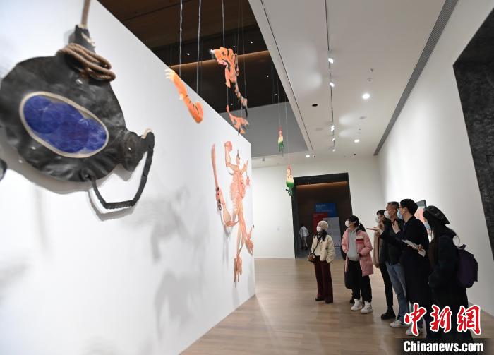 觀眾參觀展覽。　安源 攝