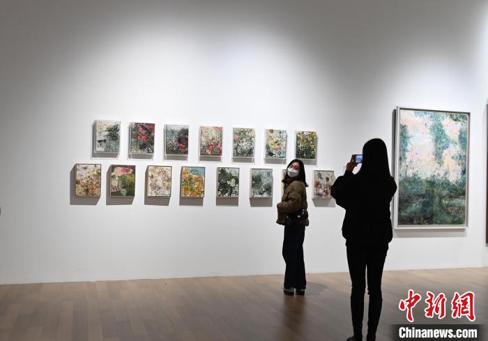 觀眾在展覽廳拍照留念?！“苍?攝