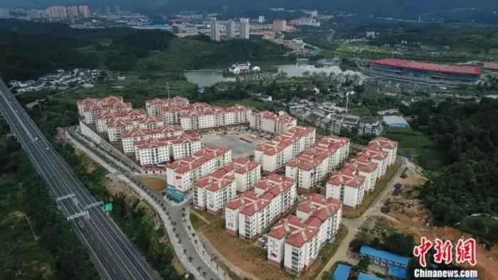 2020年7月，航拍貴州省遵義市湄潭縣黃家壩街道田壩社區(qū)崇德小區(qū)移民安置點(diǎn)。<a target='_blank' href='/'>中新社</a>記者 瞿宏倫 攝